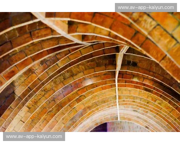 橙色风暴与安达卢西亚之光：巴伦西亚与马拉加的足球史诗